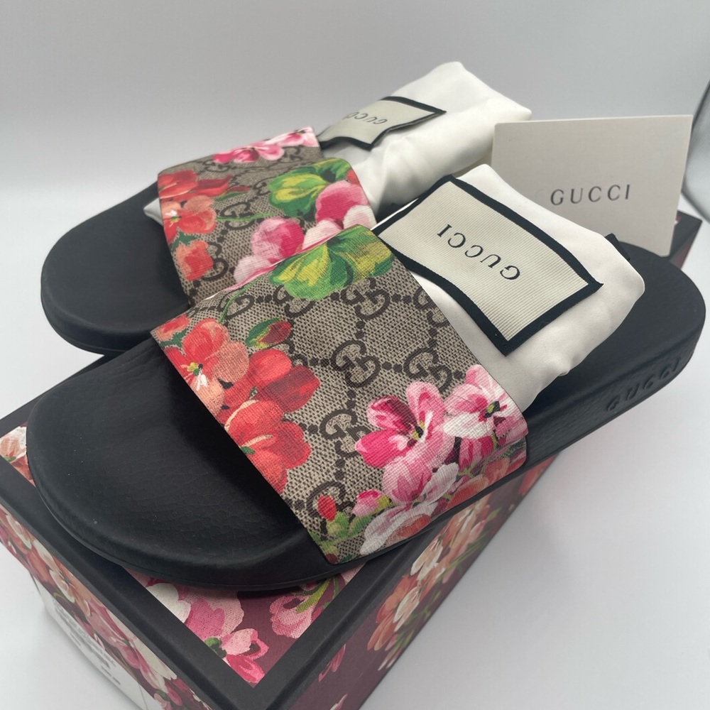 9/10 Gucci GG Supreme St. Blooms Slides W7